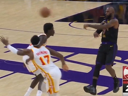 九游体育-我勒个骚邦！詹姆斯左手重传直塞 范德彪转头就接到球轻松上篮
