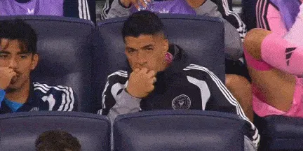 替补待命，苏亚雷斯坐在替补席上啃起了手指