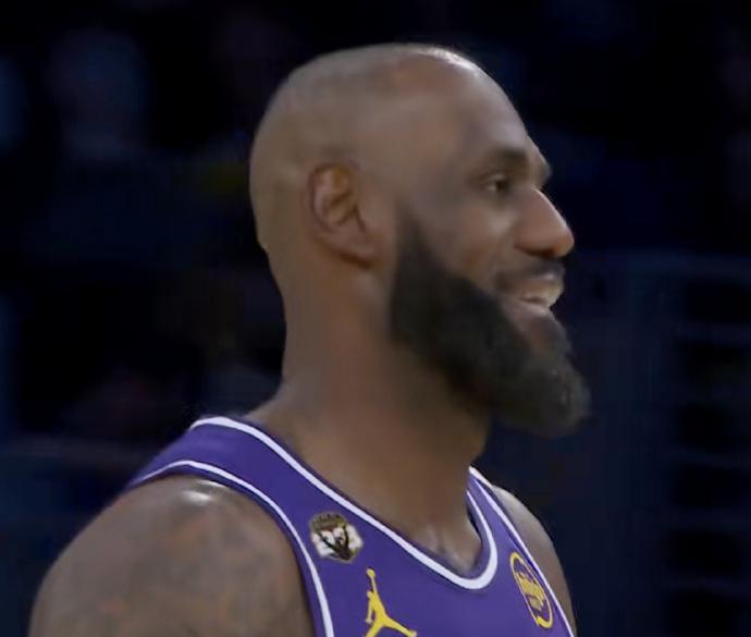 九游体育app-联盟第一！湖人关键时刻15胜2负 詹姆斯8失误末节却轰10分逆转