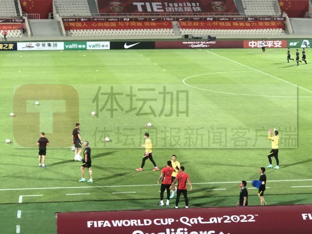 九游体育-【国足现场图】球场挂满五星红旗和标语显主场氛围