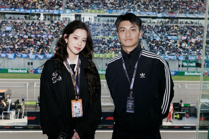 九游体育app-蒯纪闻现场观战F1，与欧阳娜娜合照