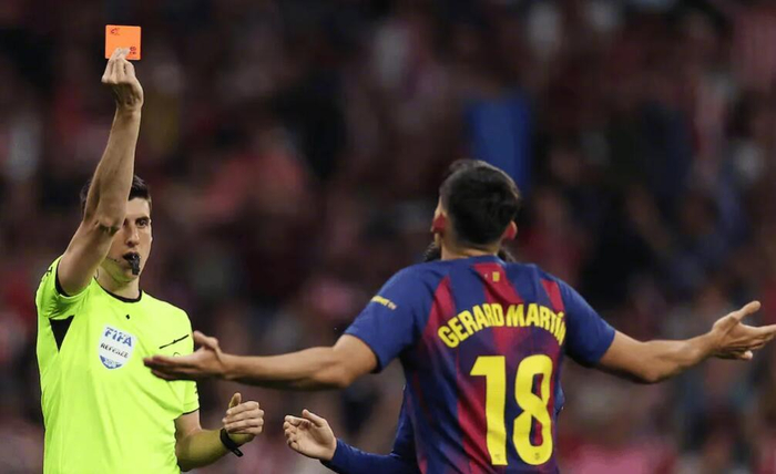 九游体育官网-皇马TV质疑VAR判罚标准不一，对比马丁黄牌与巴尔韦德红牌|马竞|卡洛斯-巴尔韦德|杰拉德·莫雷诺|马德里竞技|皇家马德里_新浪体育_新浪新闻